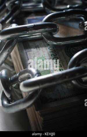 Catene su pila di soldi Foto Stock