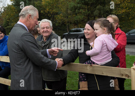 Il Principe del Galles parla con la gente del posto quando arriva alla YMCA Londonderry a Drumahoe, a Londonderry, durante la sua visita alle comunità colpite dalle inondazioni estive. Foto Stock