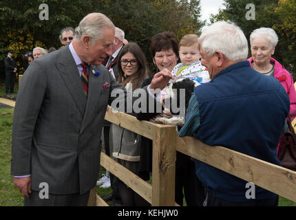 Il Principe del Galles parla con la gente del posto quando arriva alla YMCA Londonderry a Drumahoe, a Londonderry, durante la sua visita alle comunità colpite dalle inondazioni estive. Foto Stock