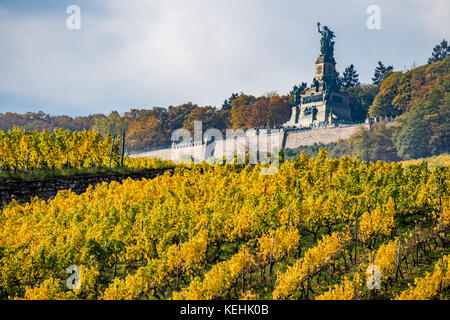 Rüdesheim am Rhein, città vinicola tedesca, vigneti autunnali e monumento a Niederwald Foto Stock