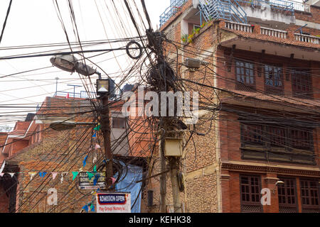 Groviglio di fili elettrici in Kathmandu, Nepal. Foto Stock