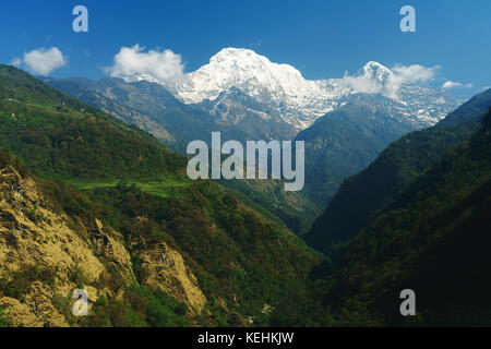 Annapurna sud si vede dal trekking tra Landruk e Ghandruk, Modi Khola valley, Nepal. Foto Stock