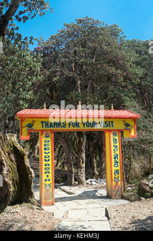 Marcatura di gate l'uscita per la collina Ghorepani-Poon trail. Foto Stock