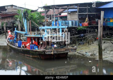 Cinese colorate barche da pesca in appoggio in corrispondenza di un cinese villaggio di pescatori- sekinchan, Malaysia Foto Stock