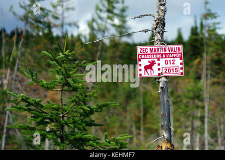 Avviso di segno della presenza di cacciatori in Monts Valin regione, provincia del Québec in Canada. Foto Stock