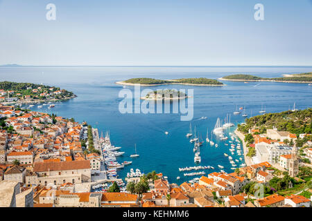 Vista pittoresca di Hvar e delle Isole Pakleni dall'alto sopra la città presso la fortezza di Španjola (fortezza di Hvar, o Fortica). Foto Stock