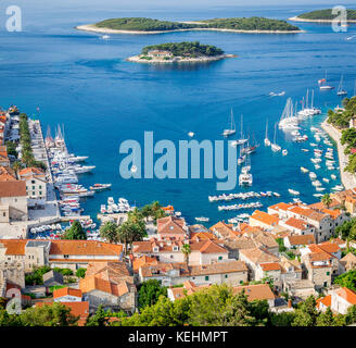 Vista pittoresca di Hvar e delle Isole Pakleni dall'alto sopra la città presso la fortezza di Španjola (fortezza di Hvar, o Fortica). Foto Stock