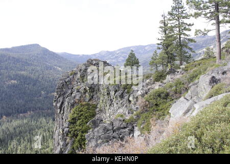 Rocce e falesie sopra blackwood canyon sulla sponda occidentale del lago di Tahoe Foto Stock