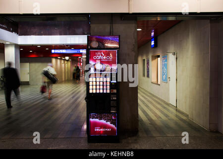 Distributori automatici di caffè e altre bevande calde per la gente compra a dalla principale stazione ferroviaria di Praga o praha Hlavni nadrazi su agosto 31, 2017 in pragu Foto Stock