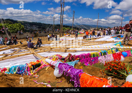 Santiago sacatepequez, Guatemala - 1 novembre 2010: il lato inverso del kite a giant kite festival in onore di spiriti dei morti il giorno di tutti i santi. Foto Stock