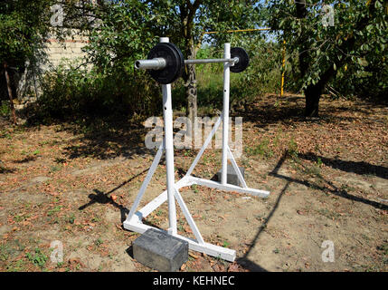 Asta in casa rack. attrezzature sportive nel cortile. barra di sollevamento pesi Foto Stock