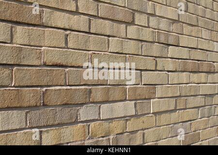 Vista ravvicinata di un beige luminoso e di un moderno sfondo in mattoni di colore marrone chiaro. Foto Stock