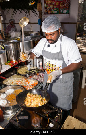 La Seychelles, Mahe, Victoria, India giorno, cibo indiano stallo, Pentola di Rame chef per frittura in Karahi Foto Stock