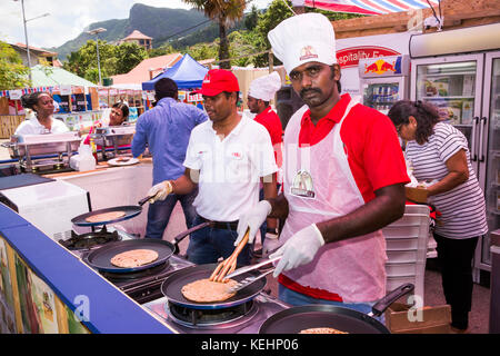 La Seychelles, Mahe, Victoria, India giorno, cibo indiano stallo, chef cucinare paratha Foto Stock
