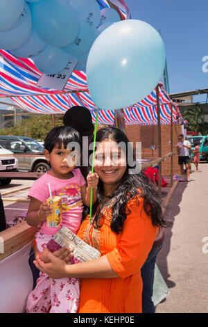 La Seychelles, Mahe, Victoria, India giorno, donna e bambino in stallo di riso Foto Stock