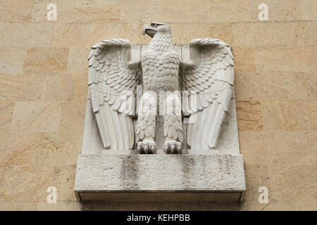 Reichsadler. Aquila nazista dal 1930 nell'edificio principale dell'aeroporto di Tempelhof di Berlino, Germania. Foto Stock