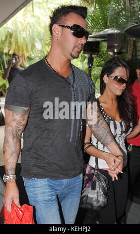 Miami BEACH, Florida - 21 MARZO: Jenni 'Jwoww' Farley e il fidanzato Roger Williams di Jersey Shore hanno guardato così innamorati mentre camminavano su Lincon Road. La coppia ha acquistato e afferrato Starbucks il 21 marzo 2011 a Miami Beach, Florida. Persone: Jenni Jwoww Farley Roger Williams Credito: Hoo-Me.com/Mediapunch Foto Stock