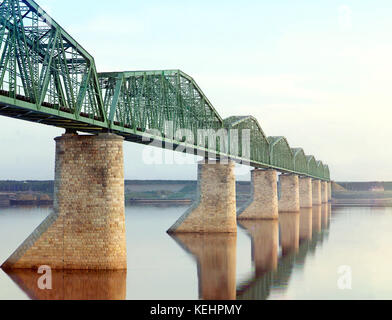 Ponte in metallo su moli di pietra, ferrovia Transiberiana, fiume Kama vicino a Perm, Impero Russo, Collezione Prokudin-Gorskii, 1910 Foto Stock
