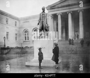 La scultura in marmo di Abraham Lincoln nella parte anteriore del distretto di Columbia City Hall, Washington dc, Stati Uniti d'America, Harris & Ewing, 1923 Foto Stock