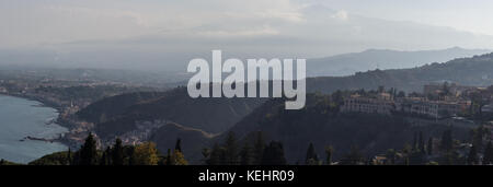 Vista panoramica dell'Etna dal teatro di Taormina Foto Stock