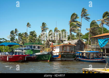 Barreirinhas, Brasile - 14 luglio 2016: barche da pesca sono in attesa per una marea vicino al faro cabure in lençóis parco nazionale Foto Stock
