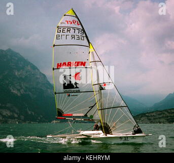 AJAXNETPHOTO. 5-10 LUGLIO 2004. TORBOLE; LAGO DI GARDA, ITALIA. CAMPIONATO EUROPEO DI VELA 49ER - INGRESSO TEDESCO (GER 779) CON SKIPPER DI MATTHIAS STOLZE. FOTO:JESSICA EASTLAND/AJAX REF: 41007/680023 Foto Stock