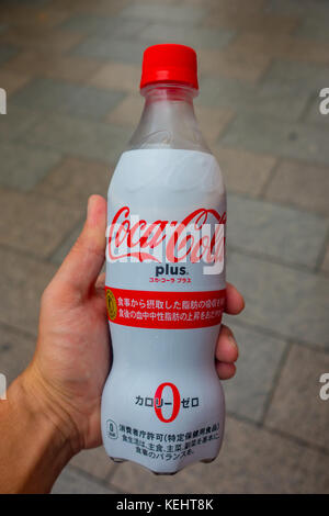 TOKYO, GIAPPONE -28 GIU 2017: la mano che tiene la nuova Coca Cola Plus, ora disponibile in alcuni distributori automatici in Giappone. In tutto il Giappone, questa nuova Coca Cola contiene ingredienti che nutrono il corpo e la salute a Tokyo Foto Stock