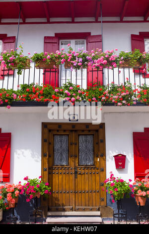 Tipica casa cittadina basca nella città di Oroz Betelu in Navarra, Spagna settentrionale Foto Stock