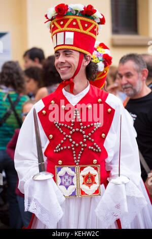 Ballerino maschile alla festa di San Fermin a Pamplona, Navarra, Spagna settentrionale Foto Stock