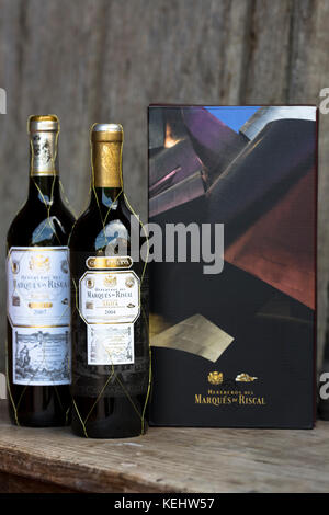 Bottiglie di vino rosso Marques de Riscal Rioja, annata Gran Reserva 2004 e Reserva 2007 su pannelli di quercia vecchio, Spagna Foto Stock