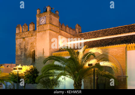 Chiesa di Santiago el mayor al crepuscolo- XV secolo, hinojos, provincia di Huelva, regione dell'Andalusia, Spagna, Europa Foto Stock