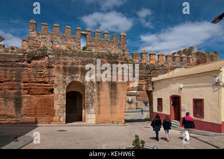 Le antiche mura, puerta del socorro (XI secolo), niebla, provincia di Huelva, regione dell'Andalusia, Spagna, Europa Foto Stock