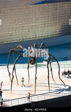 Museo Guggenheim e gigantesca scultura di ragno 'Maman' a Bilbao, Spagna Foto Stock