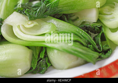 Vista ravvicinata di baby bok choy stir-fritto in olio di oliva Foto Stock