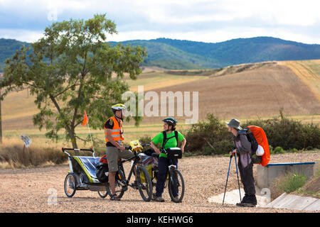 Pellegrini in bicicletta con il bambino il Camino de Santiago pellegrinaggio a Santiago de Compostela in Galizia, Spagna Foto Stock