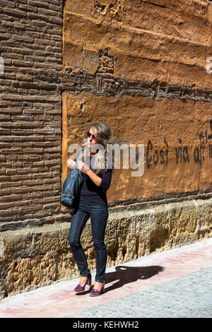 Donna spagnola passeggiando in Calle Sacramento in Leon, Castilla y Leon, Spagna Foto Stock