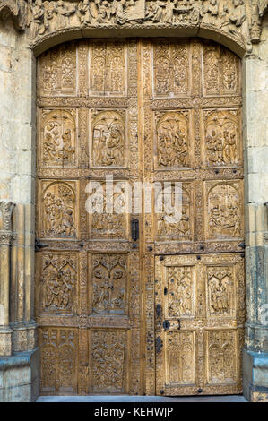 Porta ovest, di fronte alla cattedrale di Santa María de León a Leon, Castilla y Leon, Spagna Foto Stock