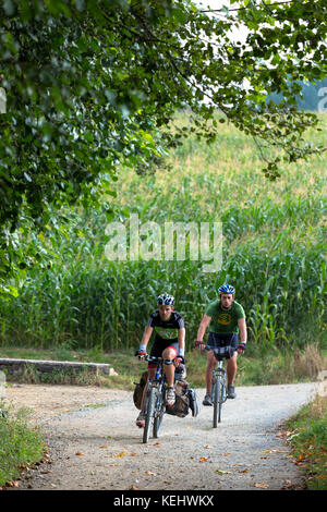 I ciclisti sul Camino de Santiago pellegrinaggio a Santiago de Compostela in Galizia, Spagna Foto Stock