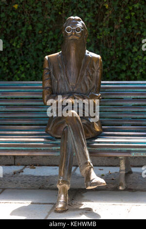 Statua di bronzo di Don Ramon maria del valle-inclan dallo scultore cesar lombera nel parco alamada a santiago de compostela, Spagna Foto Stock