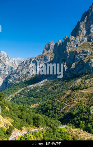 Processione religiosa di Nuestra Senora de la corona a Valdeon in Picos de Europa Mountains nella regione di Castilla y Leon, Spagna settentrionale Foto Stock