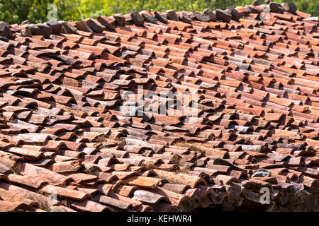 Tradizionali tetti coperti con tegole di terracotta in Spagna Foto Stock