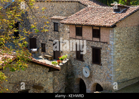 Pittoresca città di Potes nella valle dei Picos de Europa, Cantabria, Spagna settentrionale Foto Stock