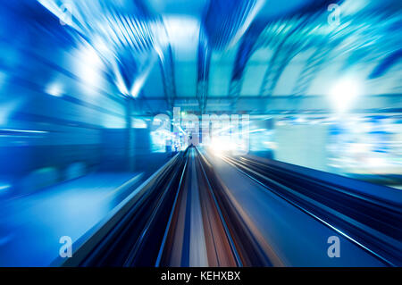Treno ad alta velocità entrando in stazione. Piattaforma di concentrarsi sul rail road. Foto Stock