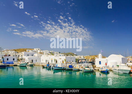 Piccole barche ormeggiate nel piccolo porto di Naoussa town, Paros, Cicladi Grecia Foto Stock