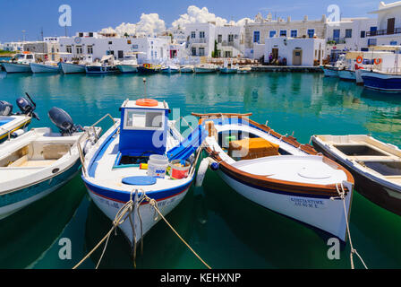 Piccole barche ormeggiate nel piccolo porto di Naoussa Town, Paros, Cicladi Grecia Foto Stock