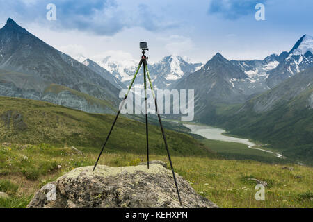 Foto fotocamera montata su treppiede all'aperto altai russia. Foto Stock