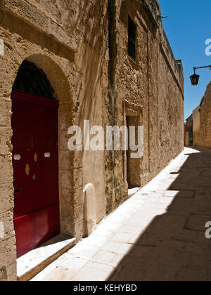 Casa medievale in uno degli stretti vicoli della città di Mdina a Malta Foto Stock