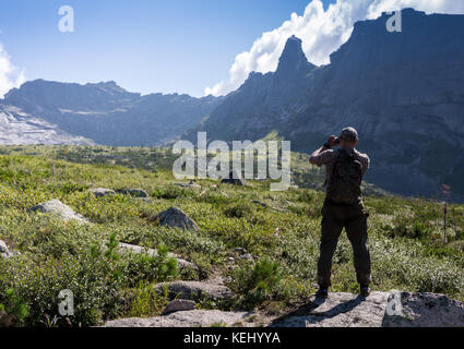 Ergaki, Russia - 05 agosto 2017: sconosciuto uomo prende le immagini in montagna le tracce del partecipante la concorrenza skayranfest agosto 5, 2017 in Foto Stock