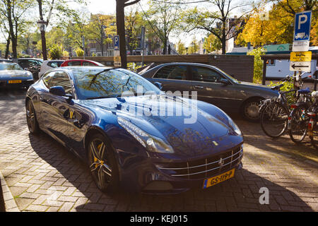 Amsterdam, Paesi Bassi - 23 agosto 2017: ferrari gtc4lusso per le strette strade di Amsterdam a giornata di sole Foto Stock