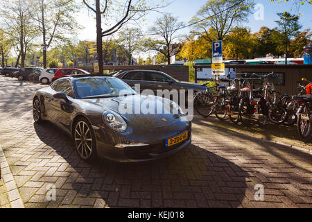 Amsterdam, Paesi Bassi - 23 agosto 2017: Porsche su strette strade di Amsterdam a giornata di sole Foto Stock